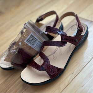 NWT Revere 3-Strap Classic Leather Orthotic Sandals in Miami Red Croc